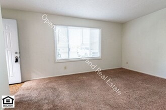 926 East Ave in Kendallville, IN - Building Photo - Building Photo