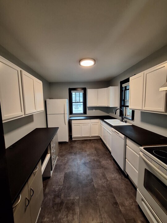 20 Leandre St, Unit 1 in Manchester, NH - Foto de edificio