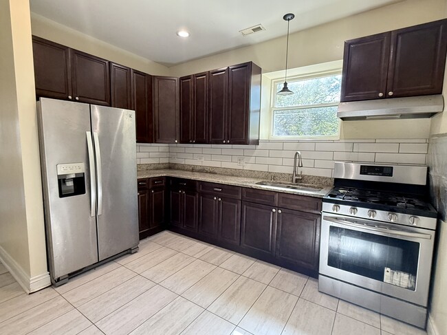 2300 N Springfield Ave, Unit 2 in Chicago, IL - Building Photo - Building Photo