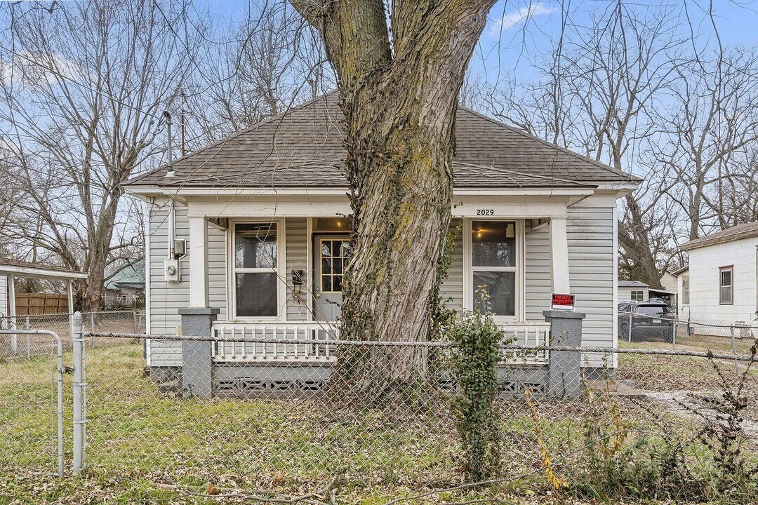 2029 N Roosevelt Ave in Springfield, MO - Building Photo
