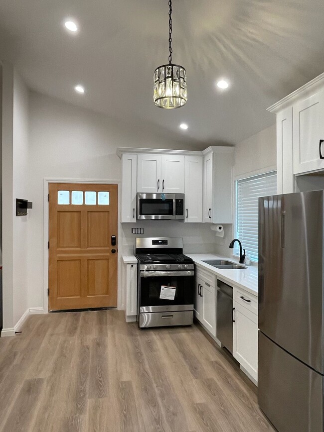 1950 Crestshire Dr in Glendale, CA - Building Photo - Building Photo