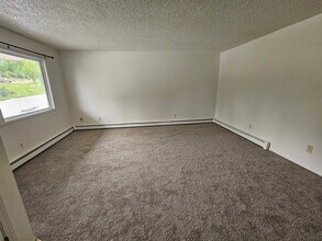 1710 Muldoon Cir in Anchorage, AK - Building Photo - Building Photo