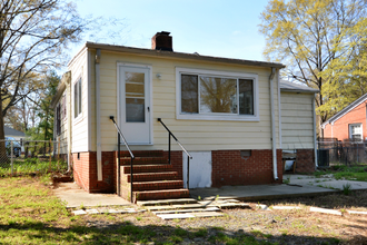 1817 Hillcrest Dr in Durham, NC - Building Photo - Building Photo