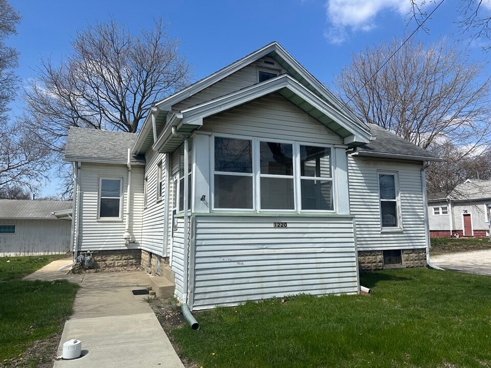 1220 N Center St in Bloomington, IL - Foto de edificio
