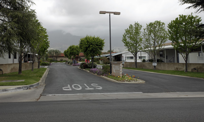 Ramona Villa Estates Mobile Home Park in Alta Loma, CA - Foto de edificio - Building Photo