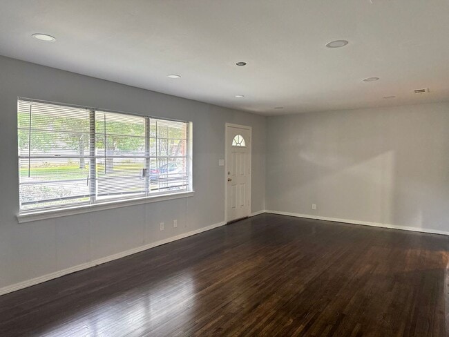 5902 W 14th St in Irving, TX - Building Photo - Building Photo
