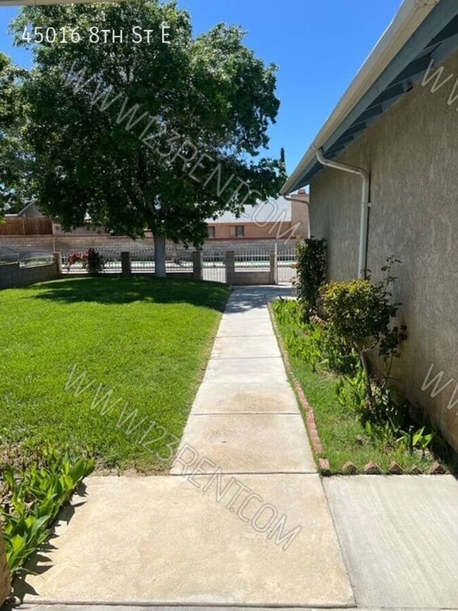 45016 8th St E in Lancaster, CA - Building Photo - Building Photo