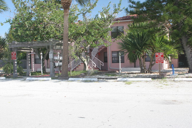 115 145th Ave E in Madeira Beach, FL - Building Photo - Building Photo