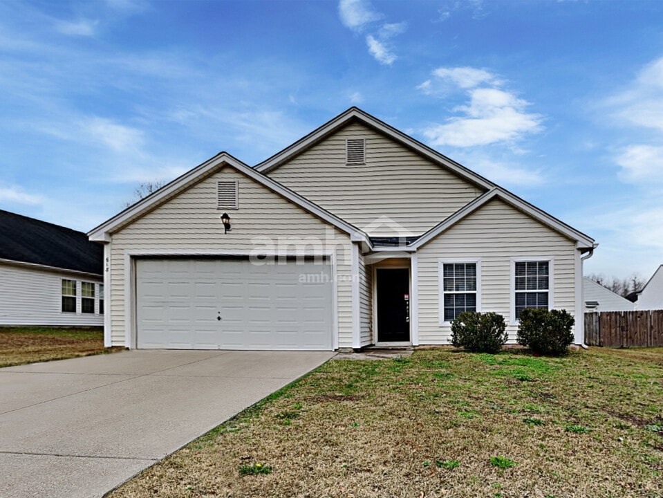 618 Resinwood Rd in Moncks Corner, SC - Building Photo