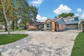 5027 Twin Candle Dr in Houston, TX - Building Photo - Building Photo