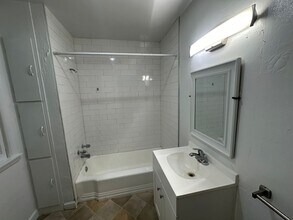 802 W Cedar St-Unit -UNIT 804 in Kalamazoo, MI - Foto de edificio - Building Photo