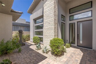 5192 Rock Daisy Dr in Las Vegas, NV - Building Photo - Building Photo