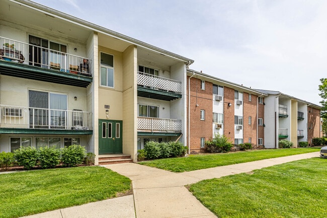 State Fayette Gardens in Perth Amboy, NJ - Building Photo - Building Photo