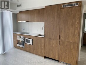 60-960 Shuter St in Toronto, ON - Building Photo - Building Photo