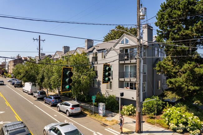 WOODLAND CREST CONDOMINIUM in Seattle, WA - Building Photo - Building Photo