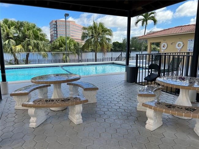 5249 NW 7th St in Miami, FL - Foto de edificio - Building Photo