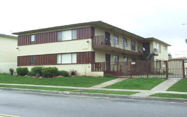 10226 Woodworth Ave in Inglewood, CA - Building Photo