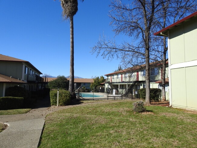 2070 Bechelli Ln in Redding, CA - Building Photo - Building Photo
