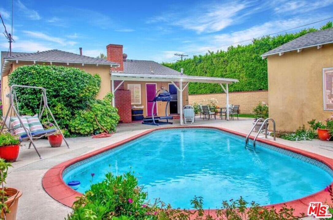12455 Cumpston St in Los Angeles, CA - Building Photo