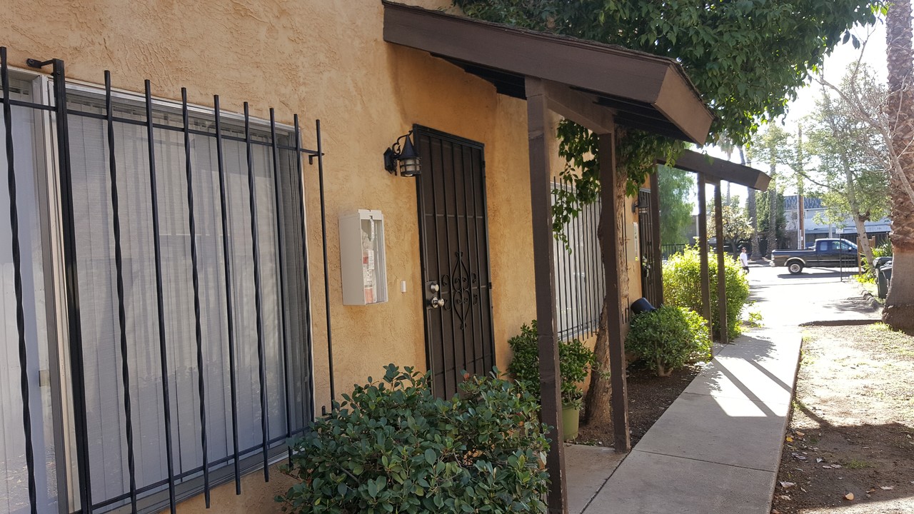 354 E Washington Ave in Escondido, CA - Foto de edificio