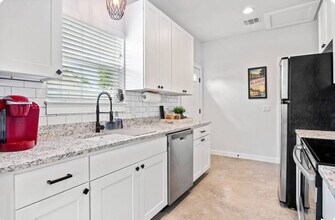 1004 13th St in Blanco, TX - Foto de edificio - Building Photo