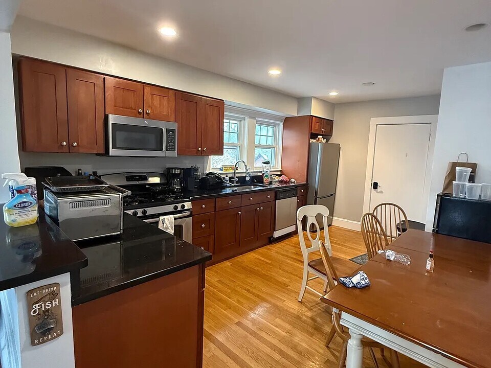 25 Crosby Rd in Chestnut Hill, MA - Foto de edificio