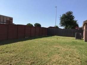 1620 Northview Dr in Grand Prairie, TX - Foto de edificio - Building Photo