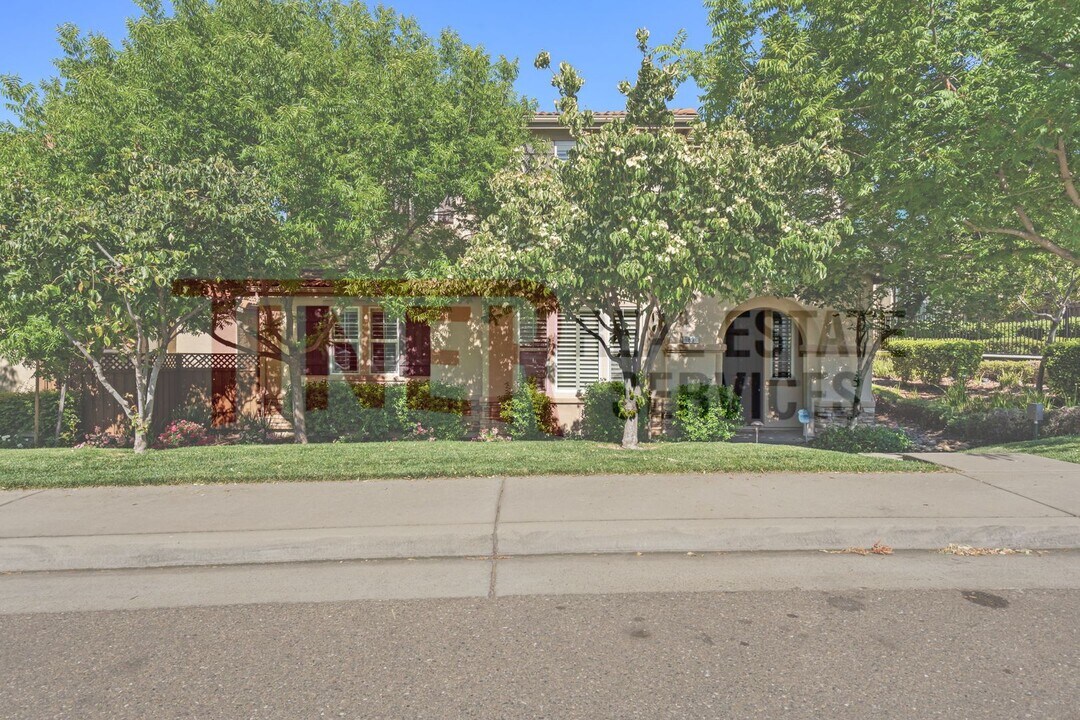 83 Sluice Way in Folsom, CA - Building Photo