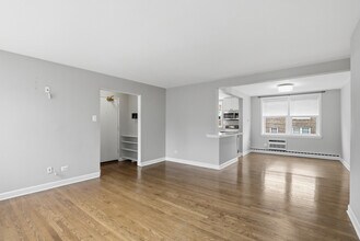 2412 W Farragut Ave in Chicago, IL - Building Photo - Building Photo