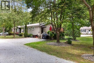 275 HERITAGE  8 in Kingsville, ON - Building Photo