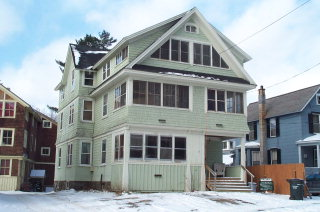 15 Circle St in Harrietstown, NY - Foto de edificio