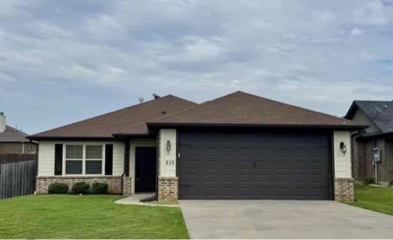 215 Sierra Vista Ln in Longview, TX - Building Photo