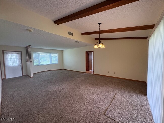 1104 SE 3rd St in Cape Coral, FL - Foto de edificio - Building Photo