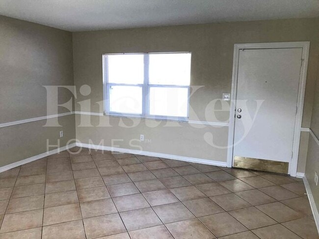 701 Kingswood Loop in Brandon, FL - Building Photo - Building Photo