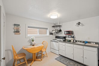 451 Broad St, Unit Garden View in Butte Falls, OR - Building Photo - Building Photo