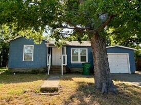 702 S College St in McKinney, TX - Building Photo