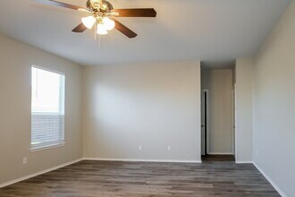 233 Waterloo Dr in Kyle, TX - Foto de edificio - Building Photo