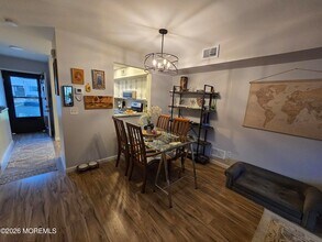 51 Queens Way in Englishtown, NJ - Foto de edificio - Building Photo