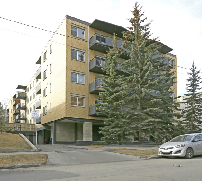 823 Royal Ave in Calgary, AB - Building Photo - Building Photo