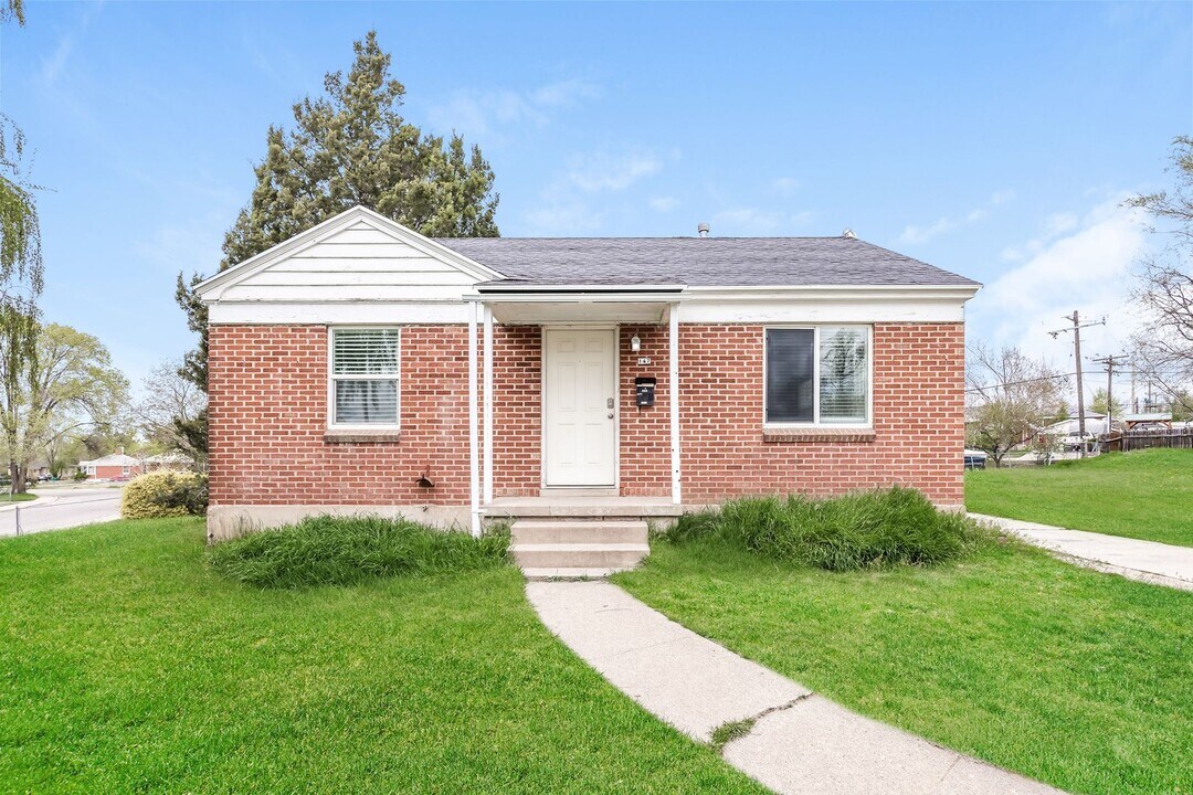 147 Ross Dr in Clearfield, UT - Building Photo