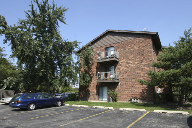 724 Inland Dr in Naperville, IL - Foto de edificio - Building Photo