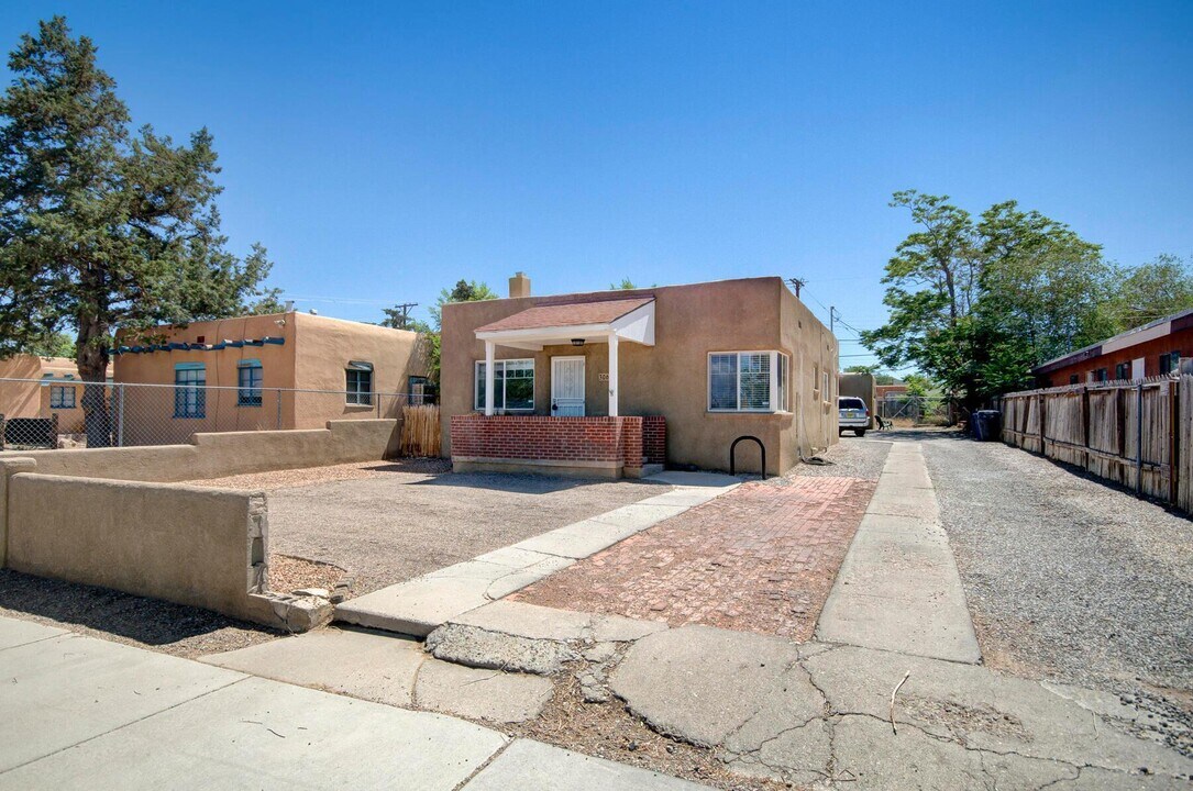 306 Stanford Dr SE in Albuquerque, NM - Building Photo