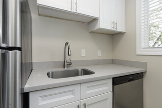 Fairfield Park Apartments in Tigard, OR - Building Photo - Interior Photo