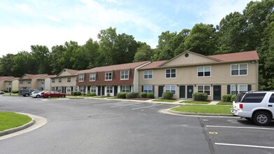 Young's Mill Apartments in Newport News, VA - Building Photo - Building Photo