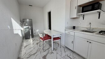 12435 SW 42nd St in Miami, FL - Building Photo