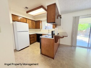 7130 Reichmuth Way in Sacramento, CA - Foto de edificio - Building Photo