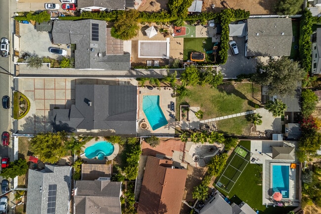 23036 Burbank Blvd in Los Angeles, CA - Building Photo - Building Photo