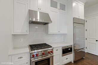 1300 N Ritchie Ct in Chicago, IL - Building Photo - Building Photo