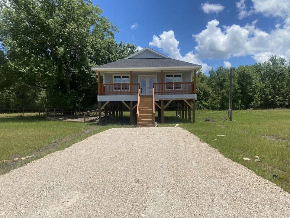 1048 Cypress Lakes Cir in Cleveland, TX - Building Photo