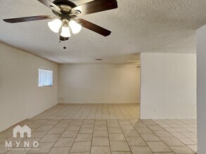 5619 N 61st Cir in Glendale, AZ - Foto de edificio - Building Photo